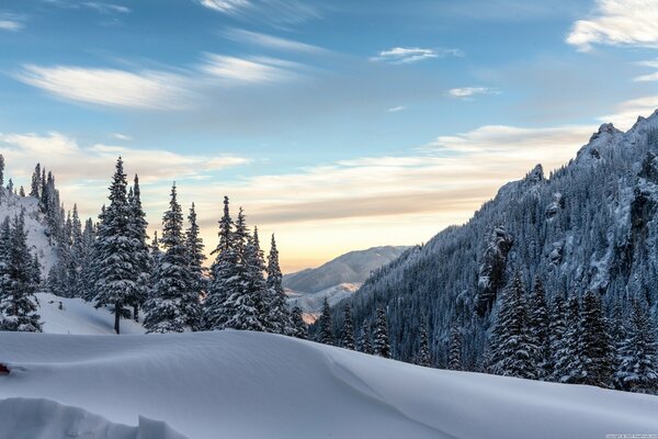 Winter Berglandschaft und schneebedeckte Hügel