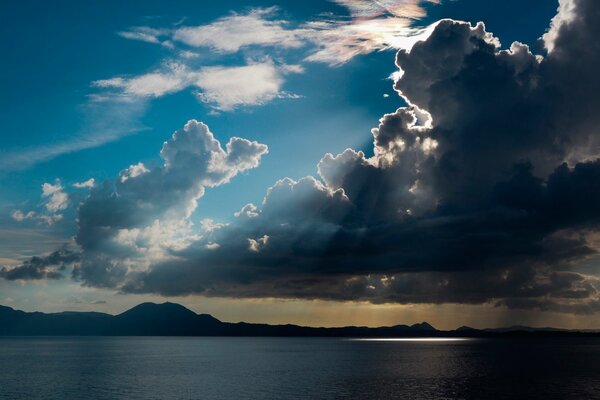 Die Strahlen der Sonne durch die Wolken