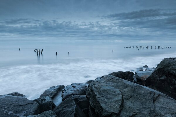 Bord de mer dans la brume brumeuse