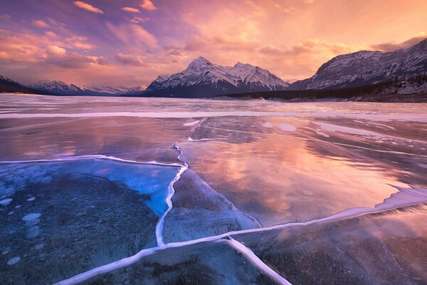 Lago coperto di ghiaccio al tramonto
