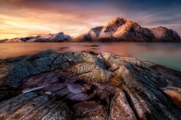 Rocce Lago di montagna alba luce morbida