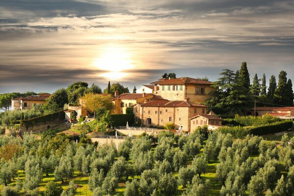 Paysage de beau coucher de soleil dans les nuages en Toscane