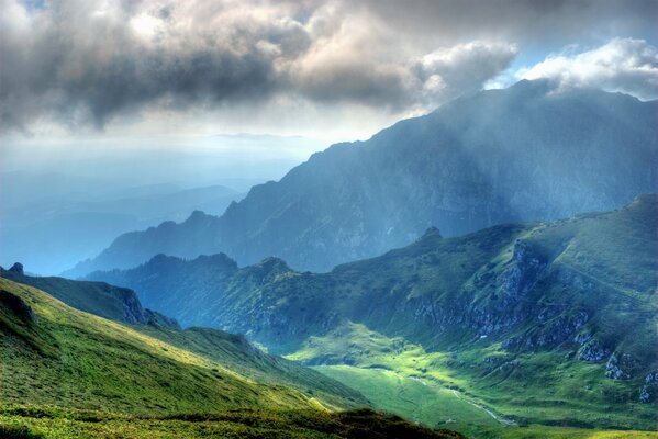 Vallée de montagne sous les rayons du soleil