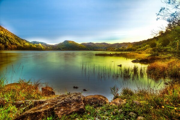 Lago en las montañas con matorrales de hierba