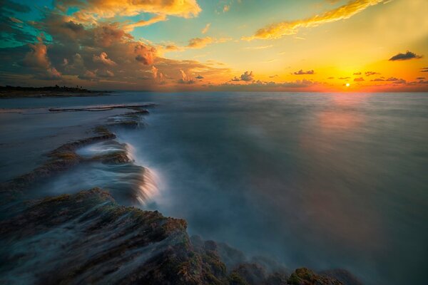 Sonnenuntergang am Meer mit schönen Wolken