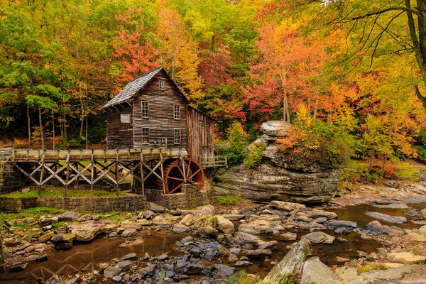 Wassermühle im Herbst in den USA