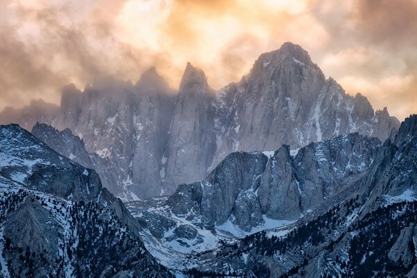 Luz desde las cimas de las montañas cubiertas de nieve