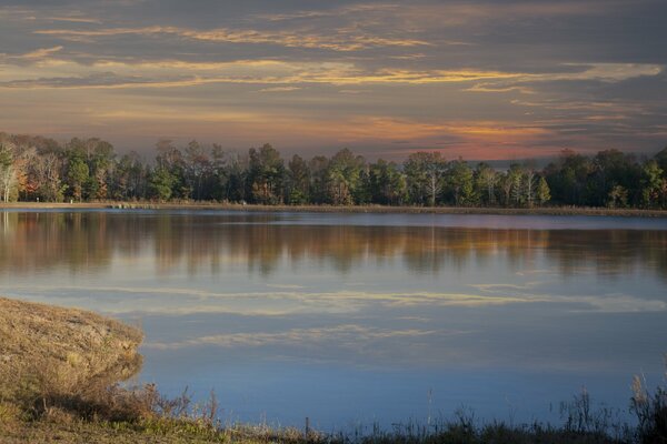 Paisaje de verano con vistas al lago en otoño