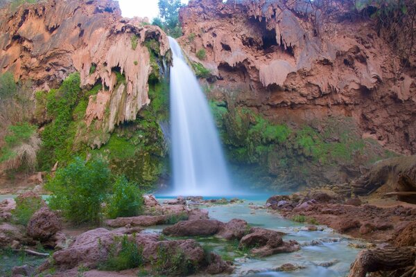 Schöner Havasu-Wasserfall in den Felsen des Grand Canyon