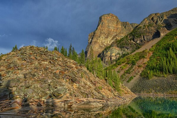 El maravilloso terreno montañoso de Canadá-parque nacional