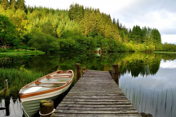 Quai du lac d été avec bateau