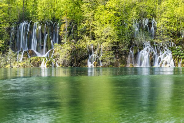 El agua fluye hacia el lago verde