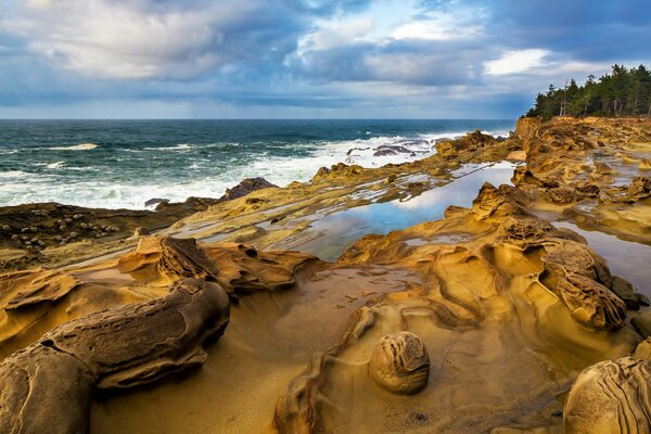 The stone-sandy seashore on the horizon