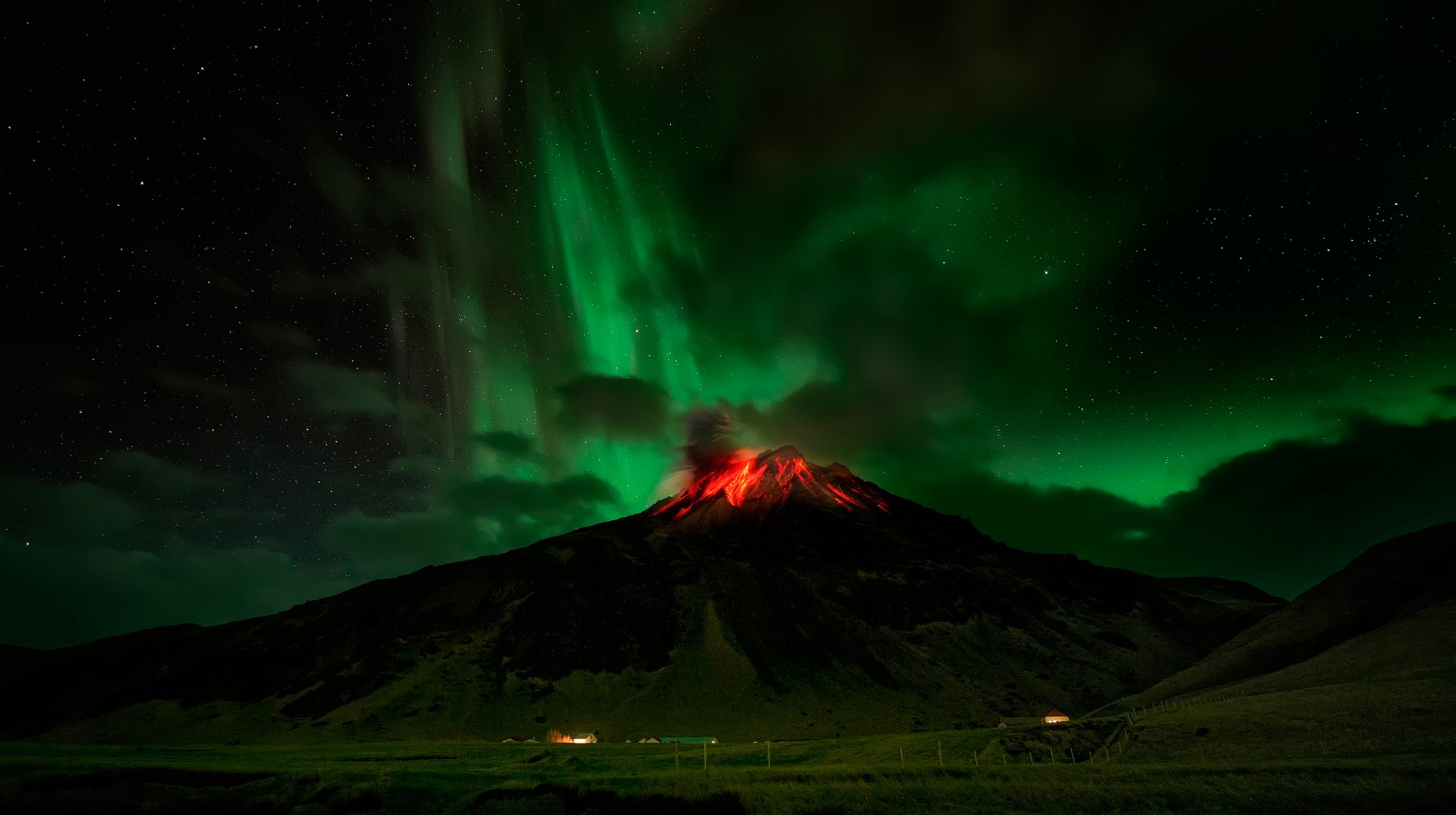 volcán erupción aurora boreal noche