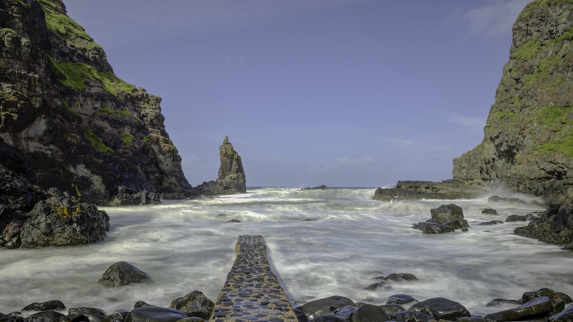 baia acqua onde rocce rocce molo