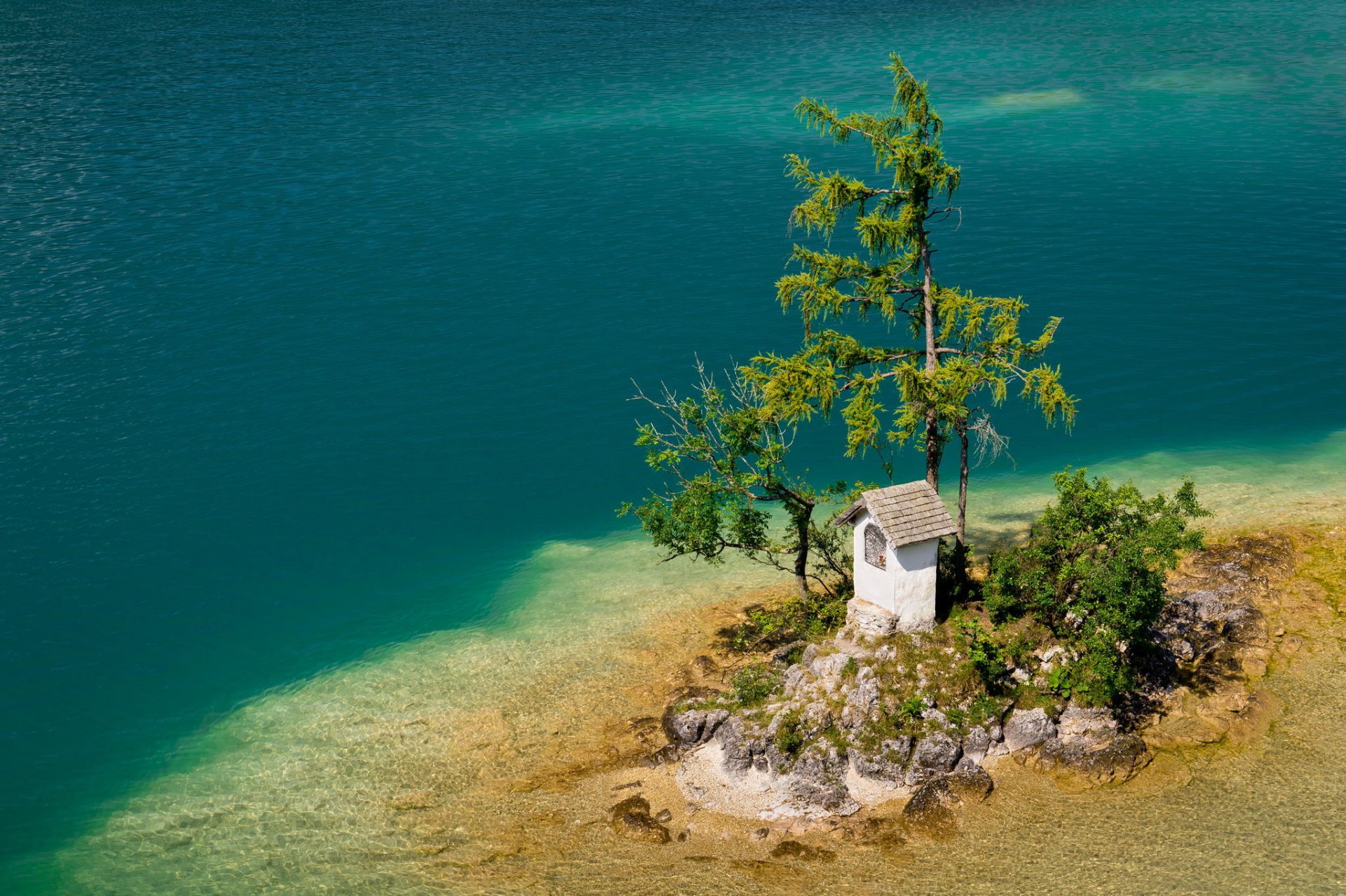 lago acqua isolotto casa albero natura