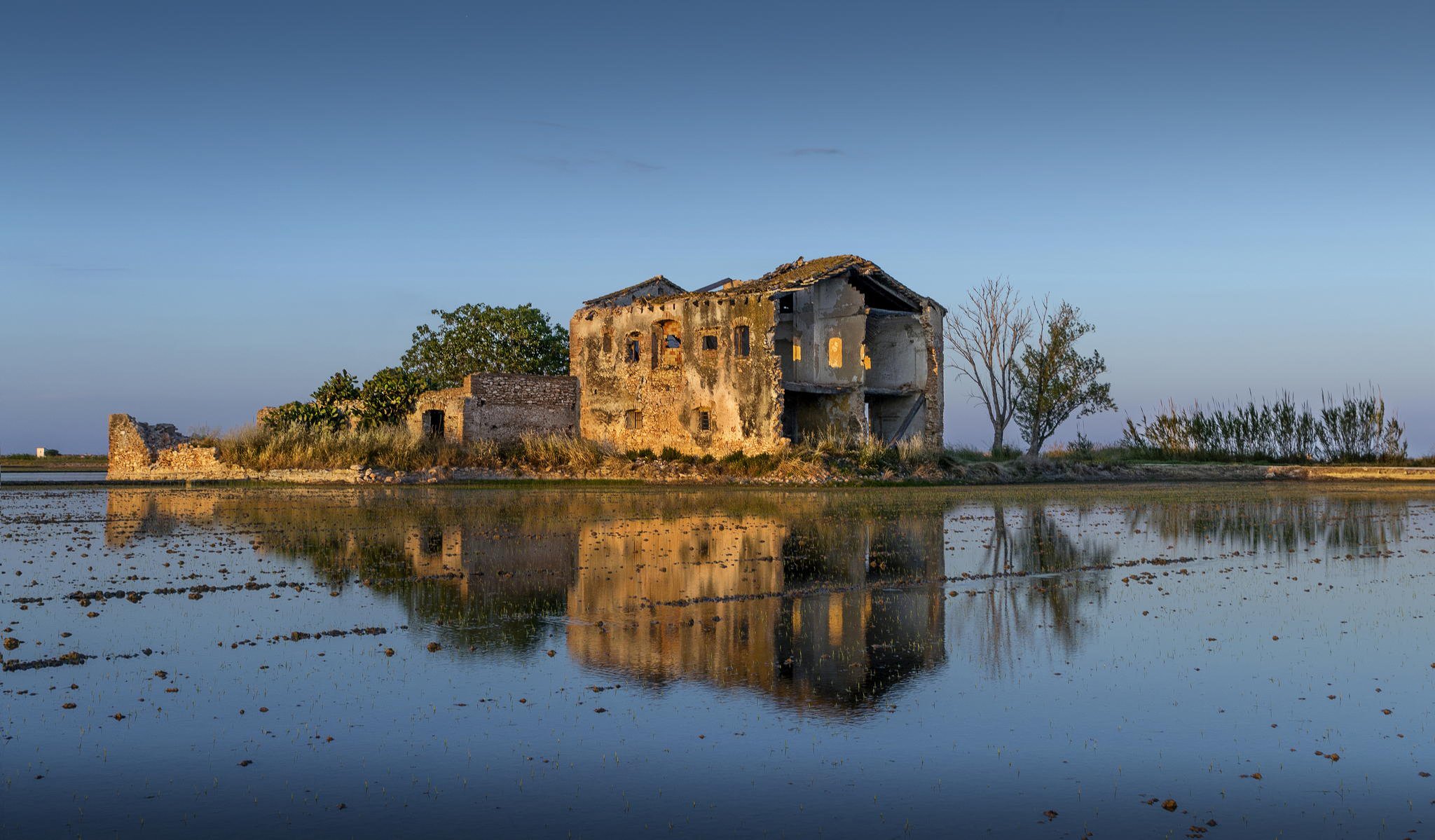 haus ruinen wasser reflexion