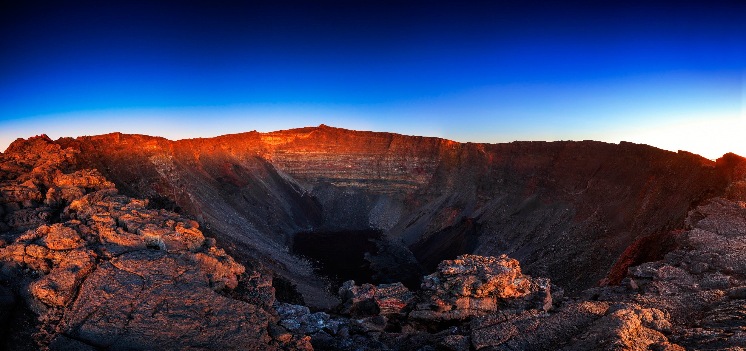 vulcano cratere cielo