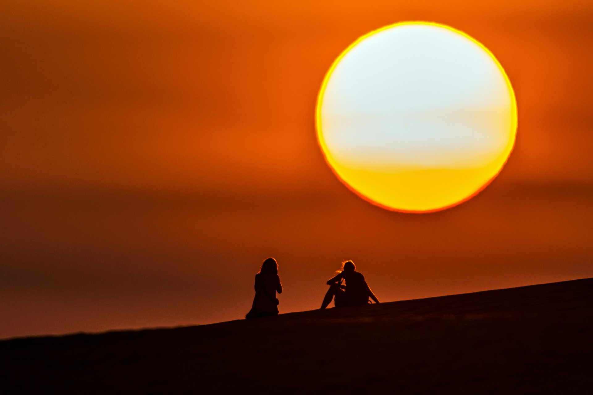 sol globo cielo siluetas