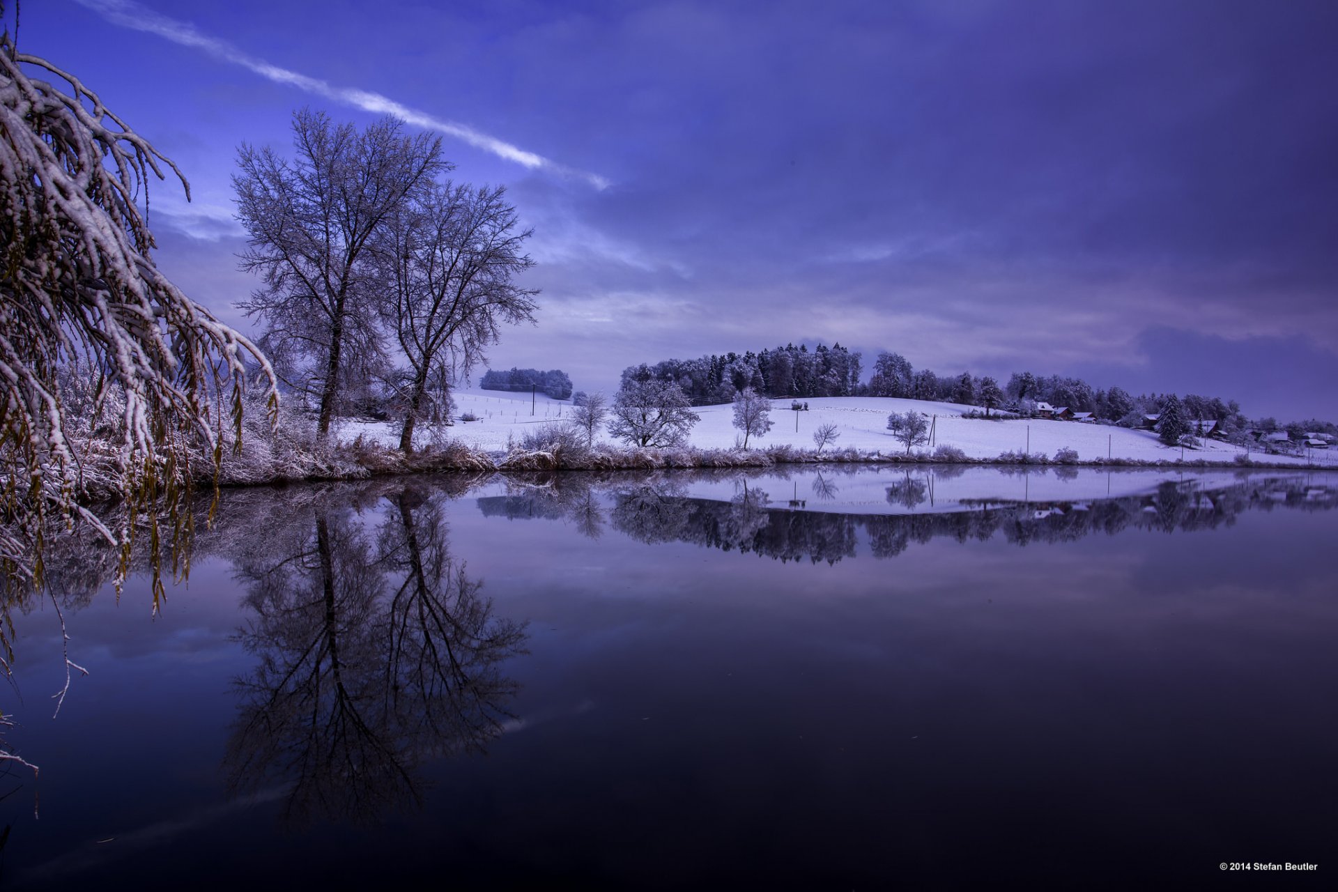 winter schnee bäume hügel fluss wasser oberfläche blau himmel reflexion