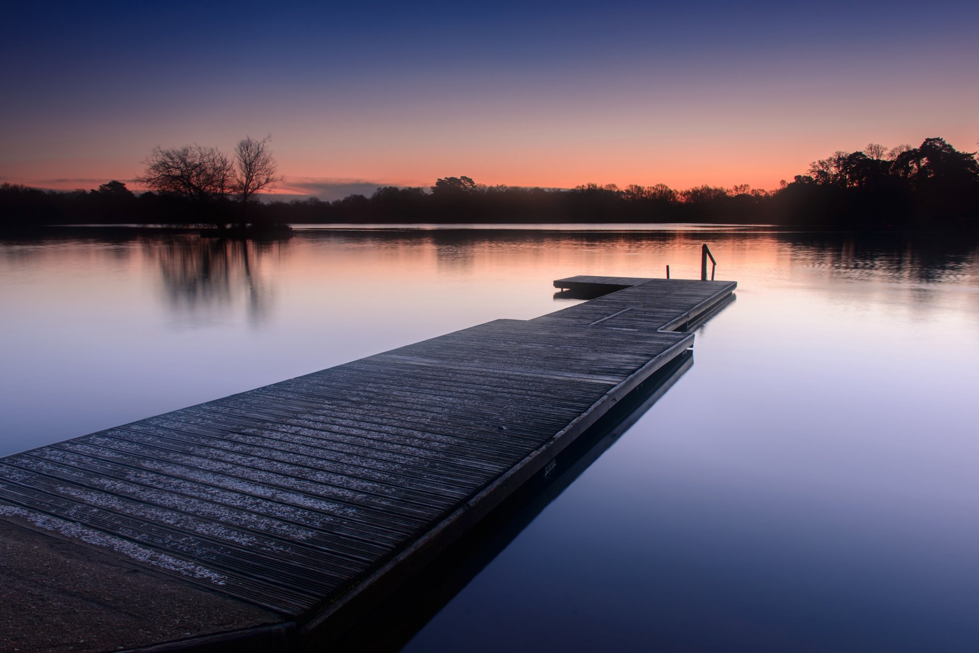 reino unido inglaterra río de madera puente orilla bosque árboles tarde cielo puesta del sol