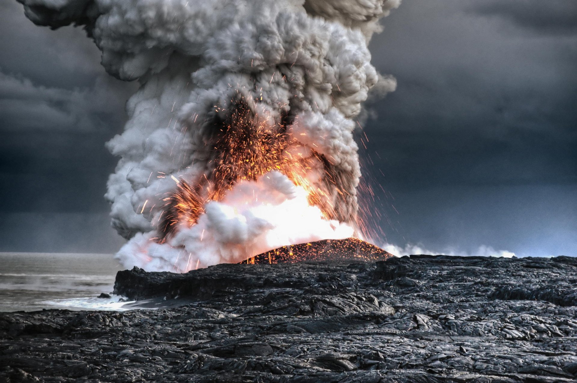 vulcano hawaii lava eruzione oceano