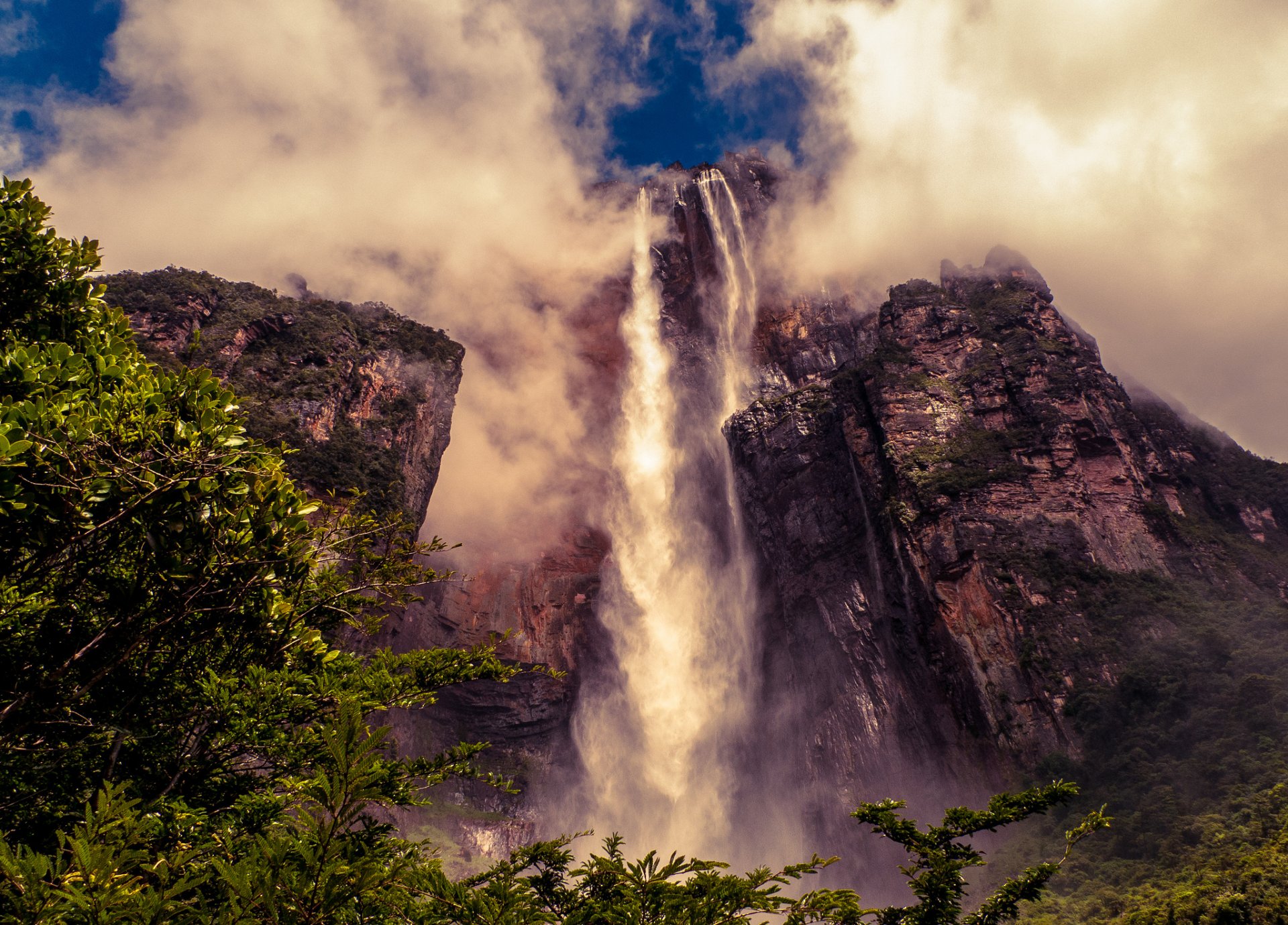 montagnes falaises cascade angel nuages