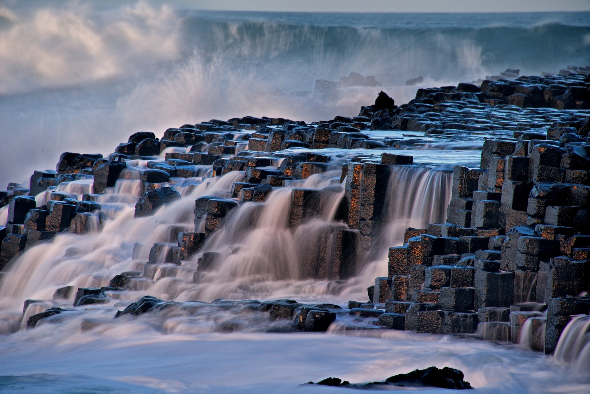 giant causeway antrim irlandia północna giant road kolumny kaskada fale żywioł