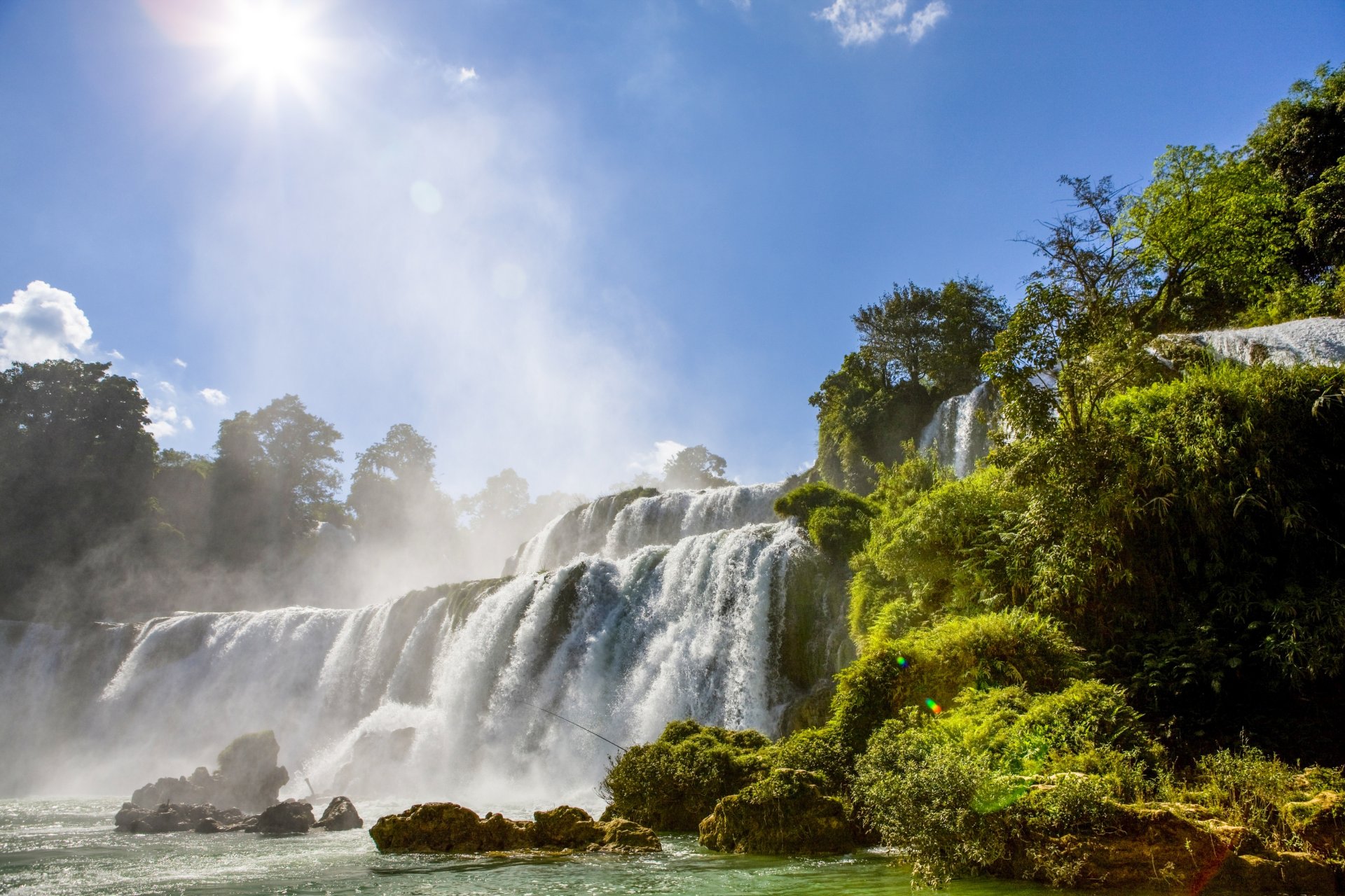 cascada río árboles vegetación