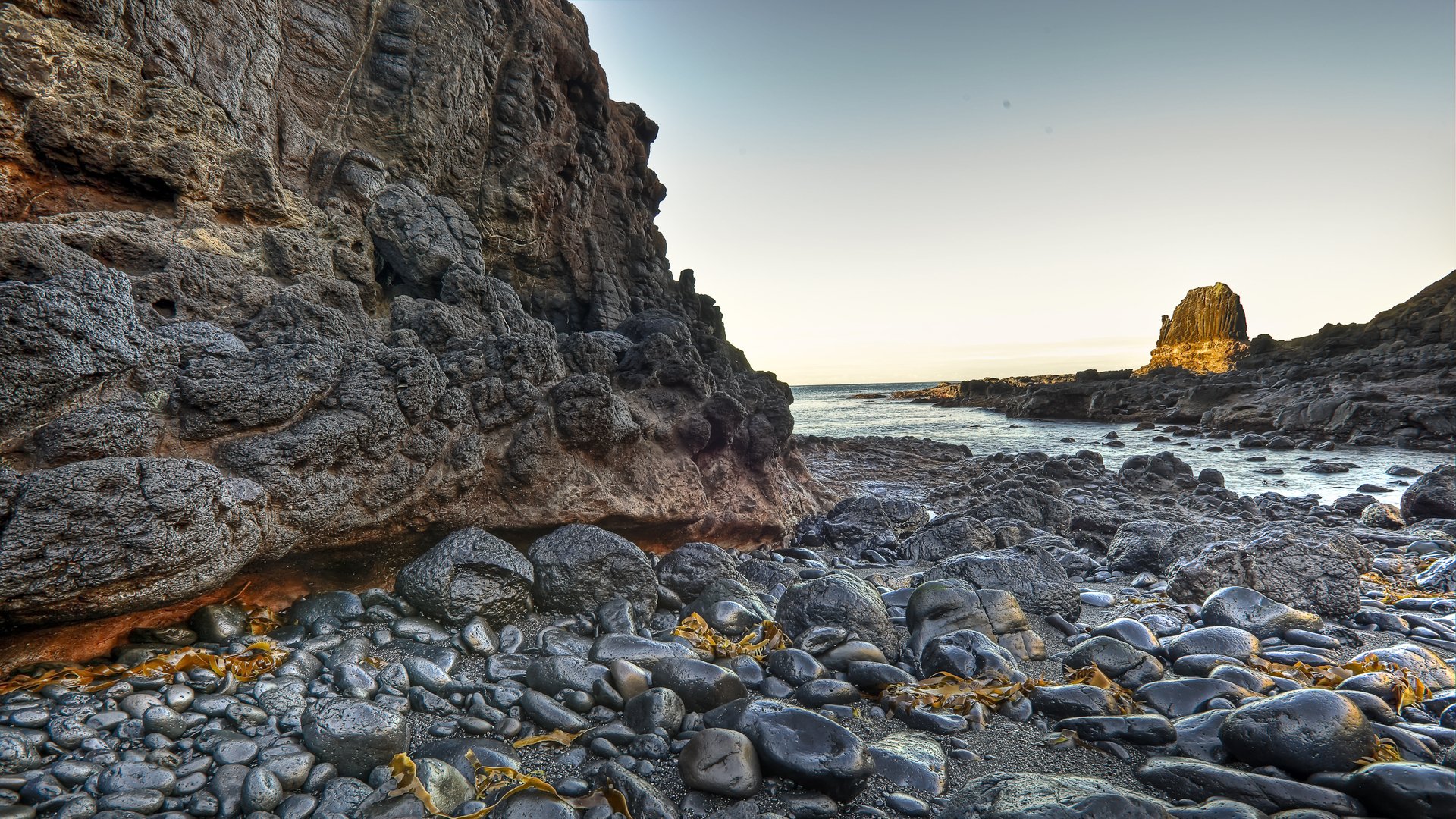 riva acqua rocce rocce cielo luce