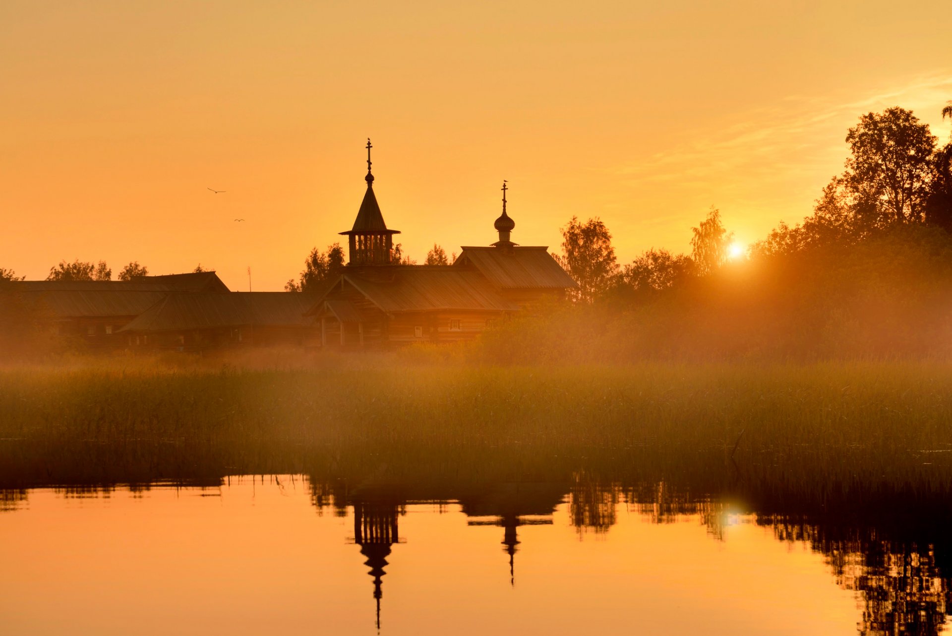 das dorf vasilyevo kizhi morgendämmerung nebel russland