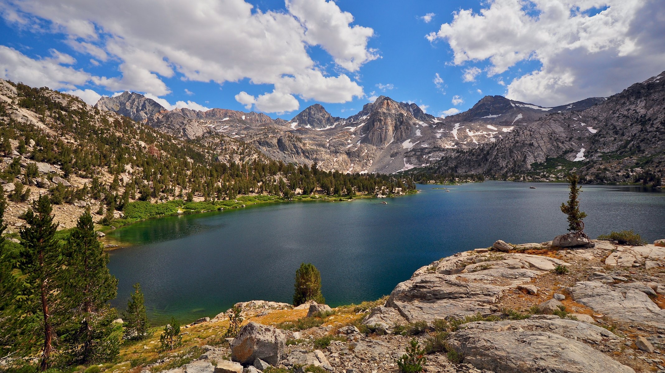 montañas sierra nevada rocas lago orillas árboles parque nacional kings canyon parque nacional kings canyon estados unidos