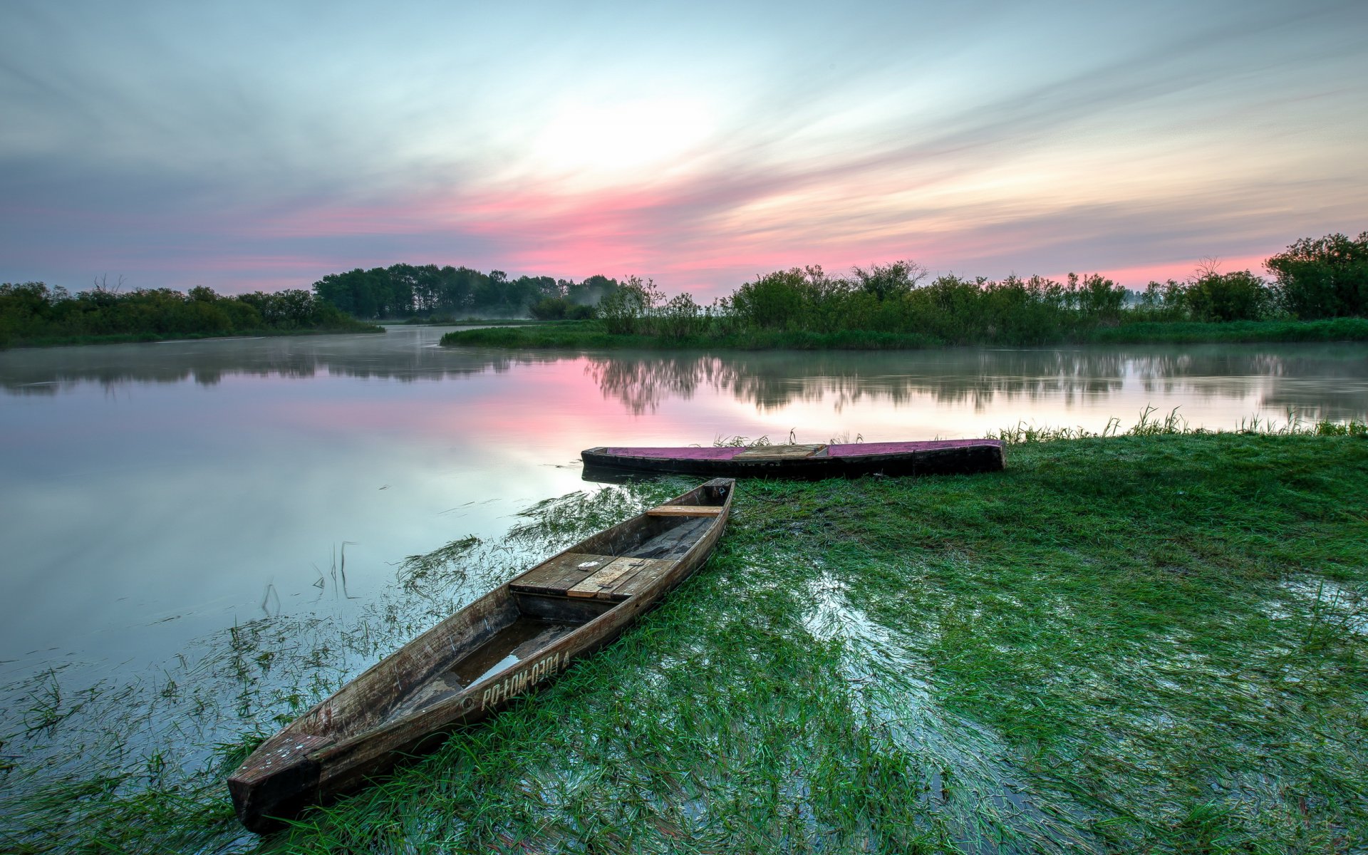 polonia parque nacional de bebzanski lago barcos mañana amanecer verano