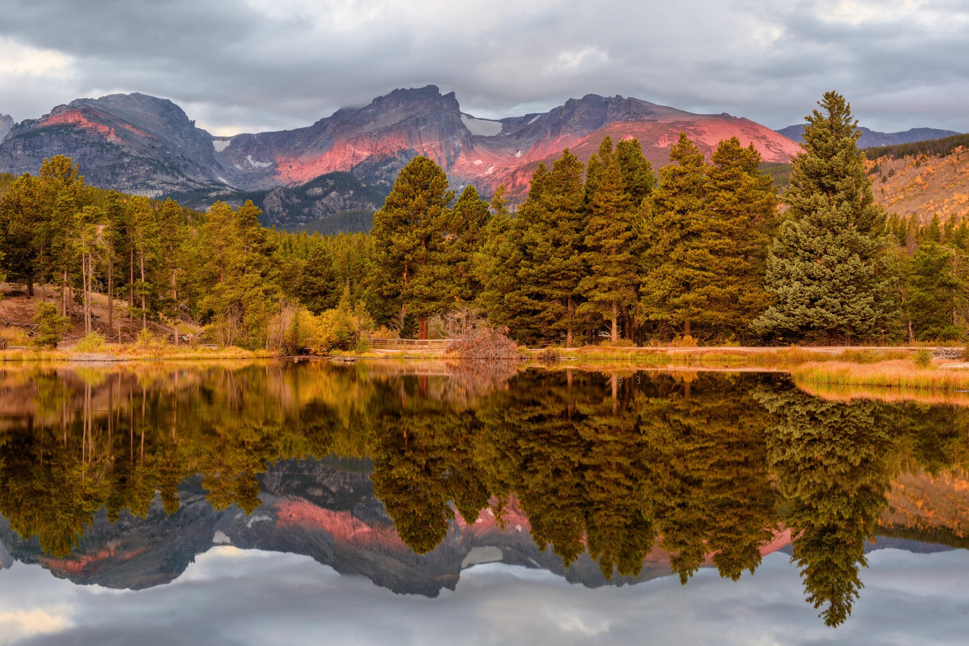 états-unis colorado parc national automne montagnes gris ciel forêt arbres rivage lac réflexion