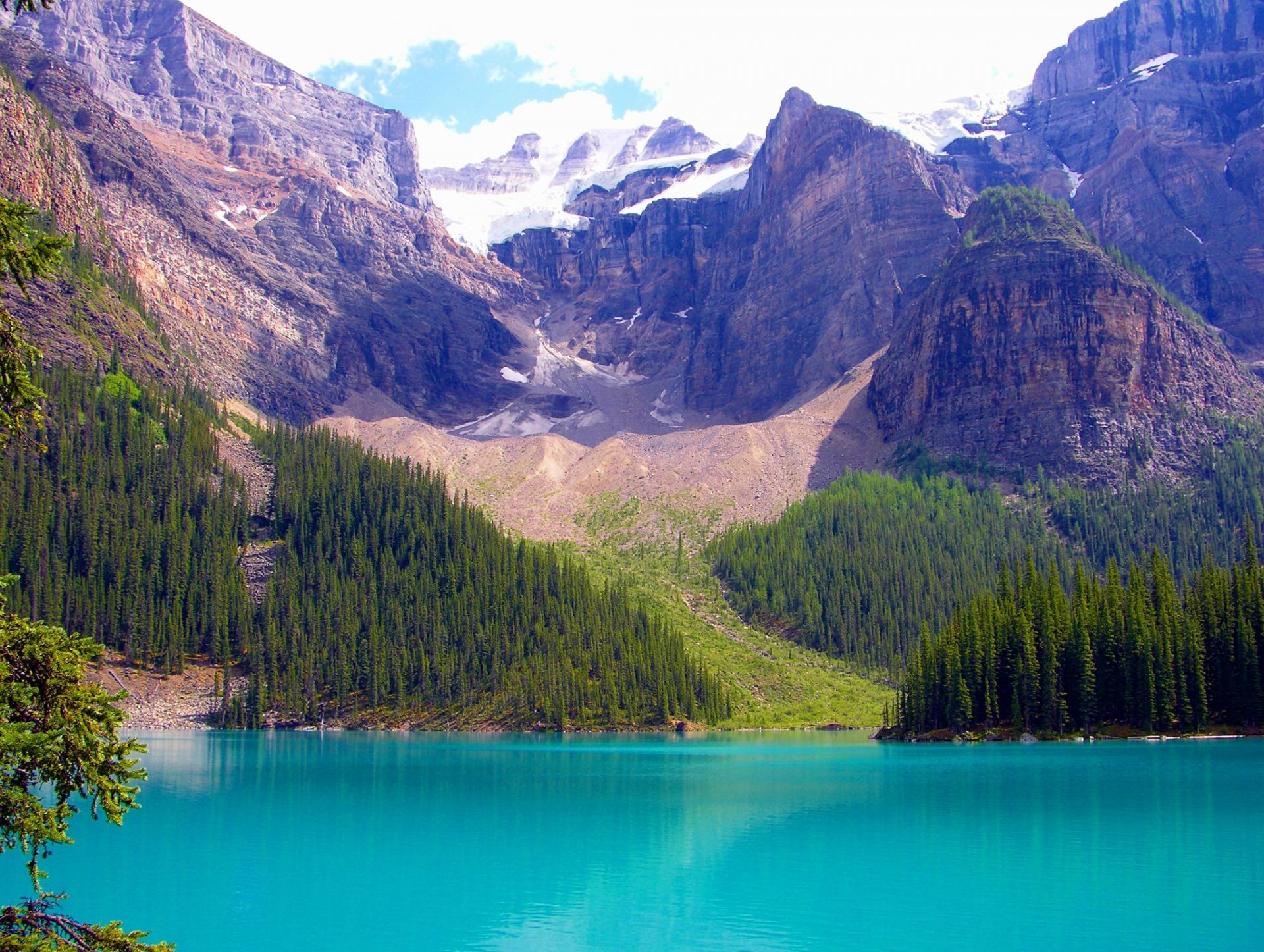 banff national park alberta kanada see berge himmel wald bäume