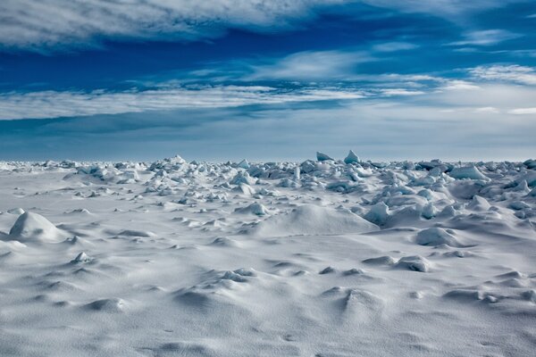 El horizonte nevado del Ártico con hielo