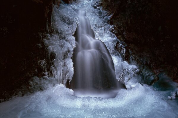 Красивый ледяной водопад в пещере