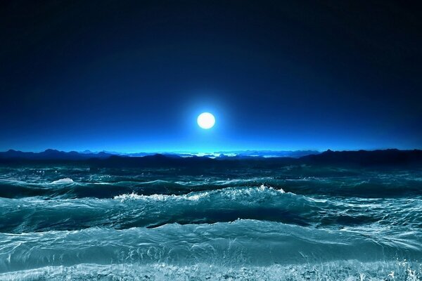Свечение Луны над волнами океана