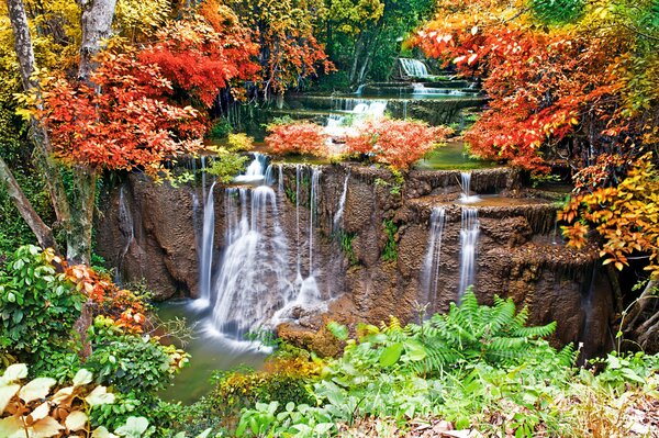 Wasserfall im Herbstwald