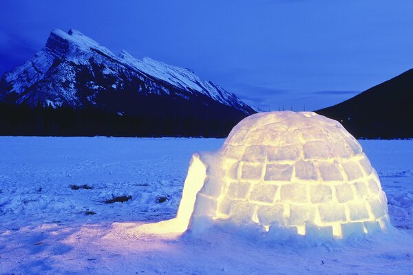 Yurta ghiacciata con luce sulla neve di notte