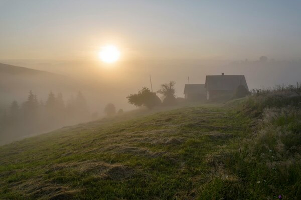 Case nella nebbia nei Carpazi