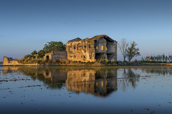 The ruins of the ruined manor are reflected in the lake