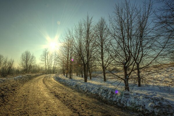 Verschneite Straße von der Sonne beleuchtet