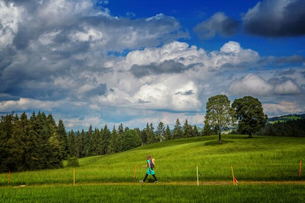 Fille marche sur le sentier vert