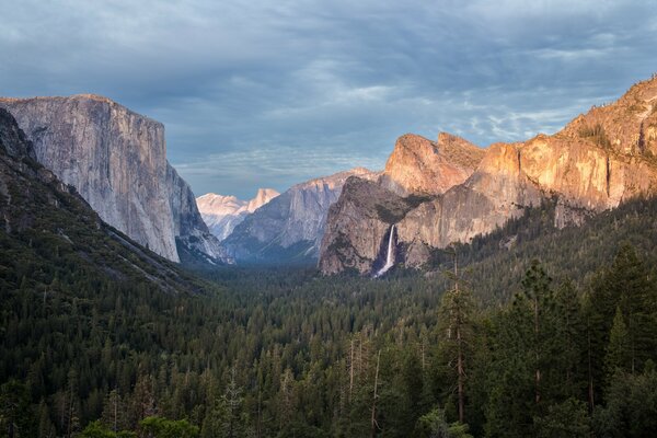 Yosemite National Park burning edge, mountains, forest