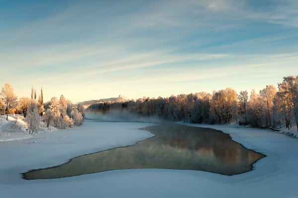 Blick auf den Winterfluss von der Brücke