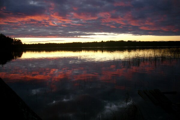 Lago Umeå en Suecia en tonos rosa y púrpura