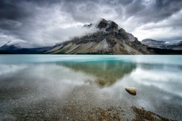 Una montaña imponente sobre el lago