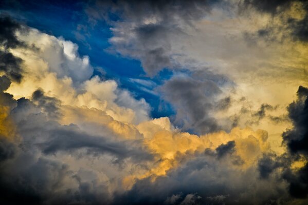 La lumière du soleil déchirant les nuages