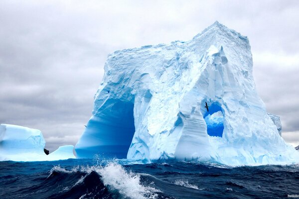 Eisberg im Meer. Eis und Wasser